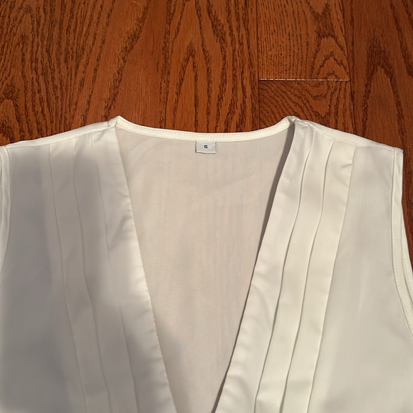 NWOT timeless pleated v-neck sleeveless top, white small - Picture 5 of 6